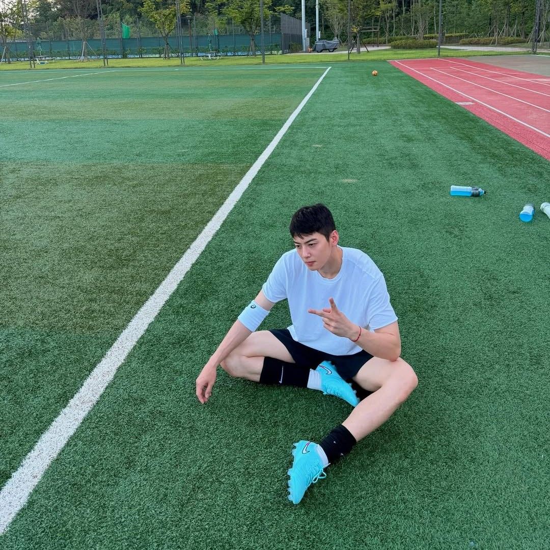 Behind-the-scenes cut of Cha Eunwoo