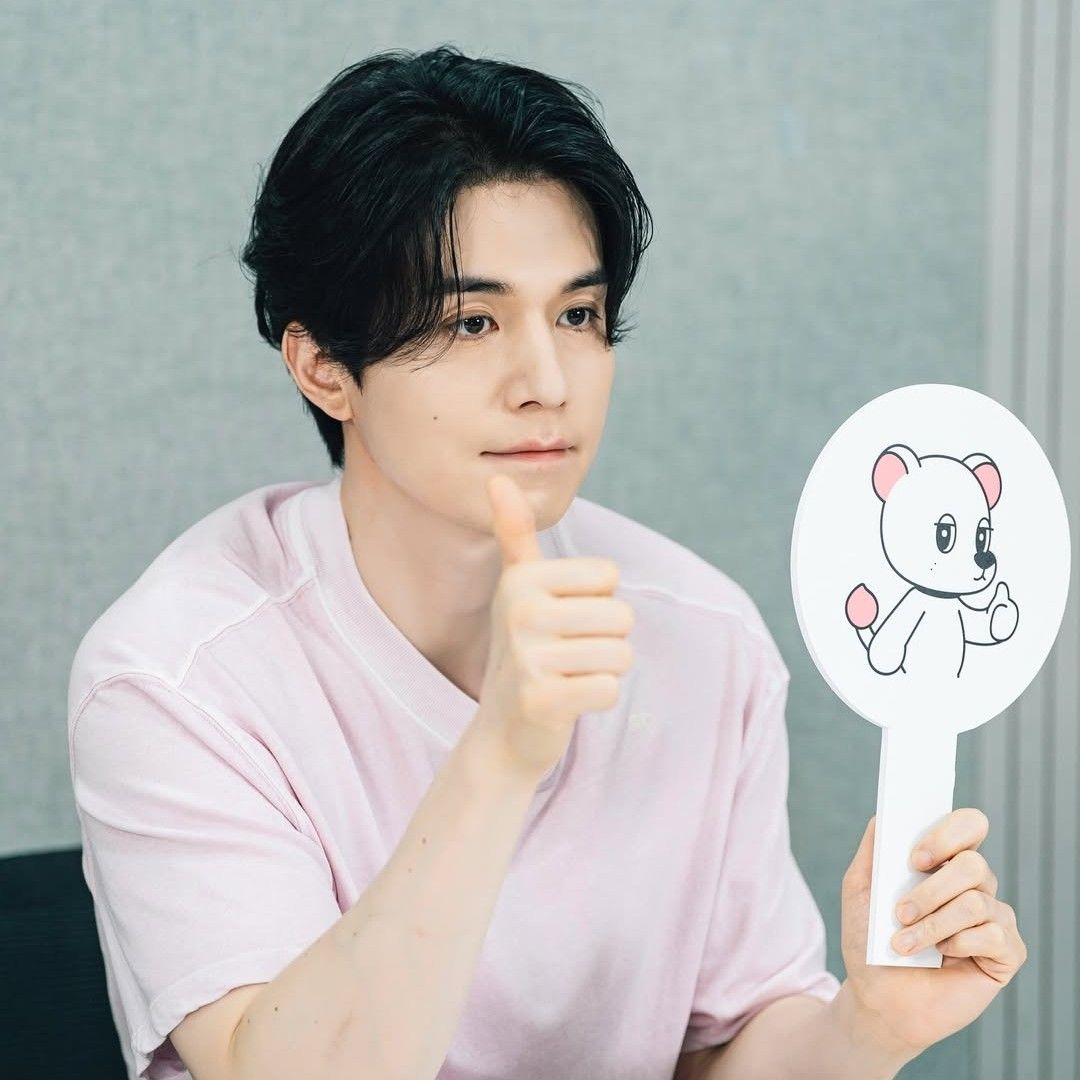 A moment captured by a fan of Lee Dongwook