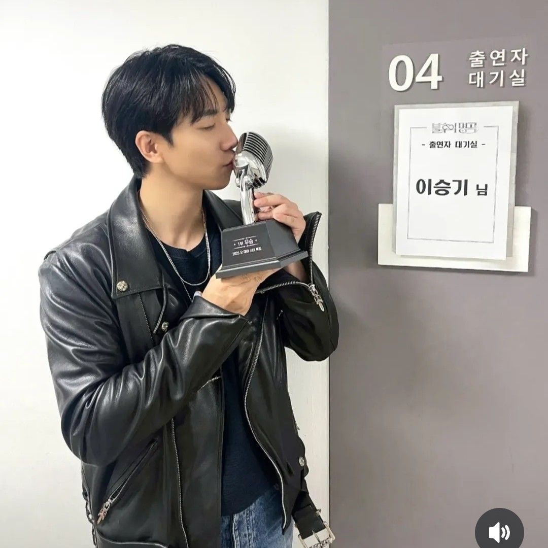 A moment captured by a fan of Lee Seunggi