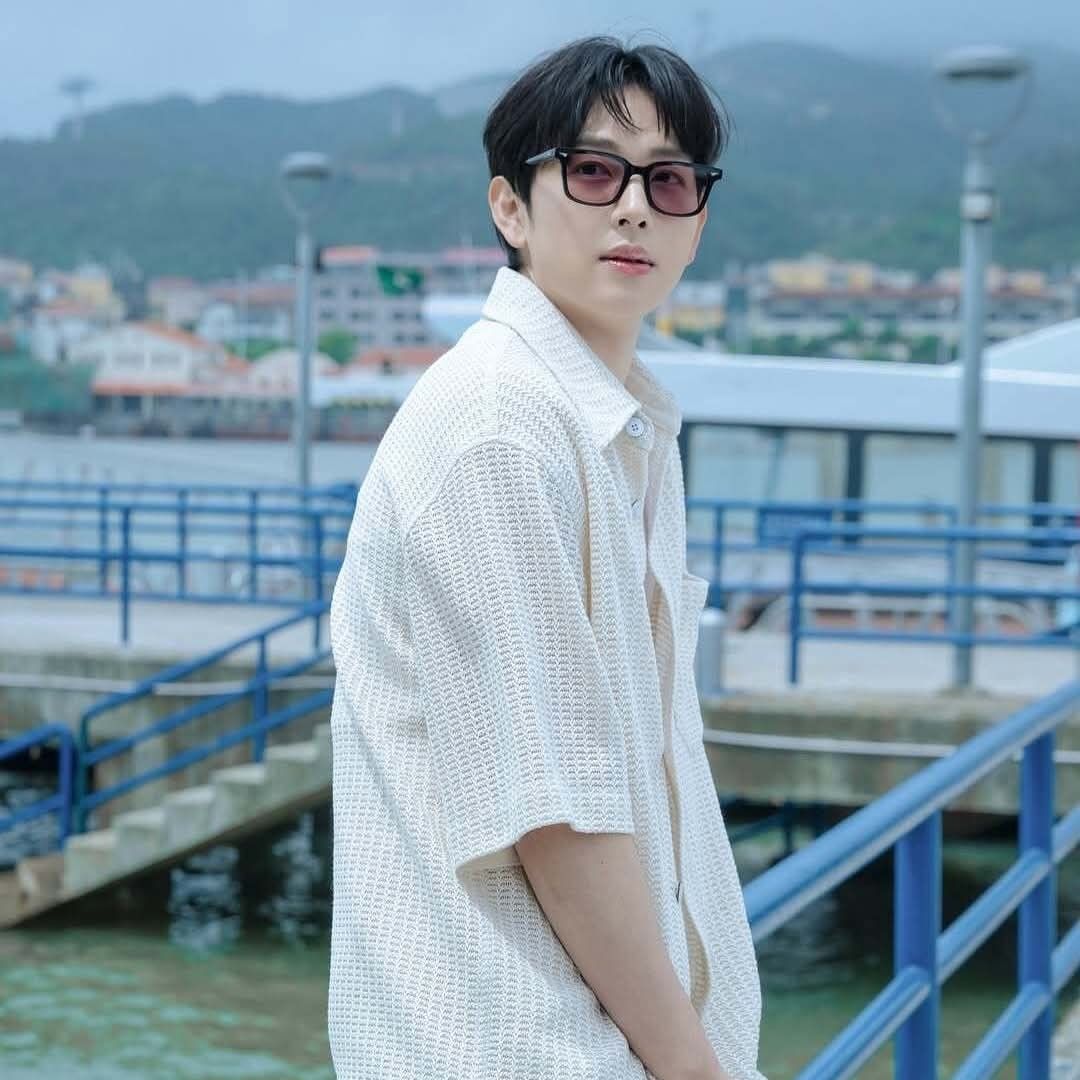 Behind-the-scenes cut of Lim Siwan