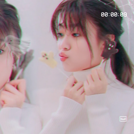 Behind-the-scenes cut of Nam Jihyeon