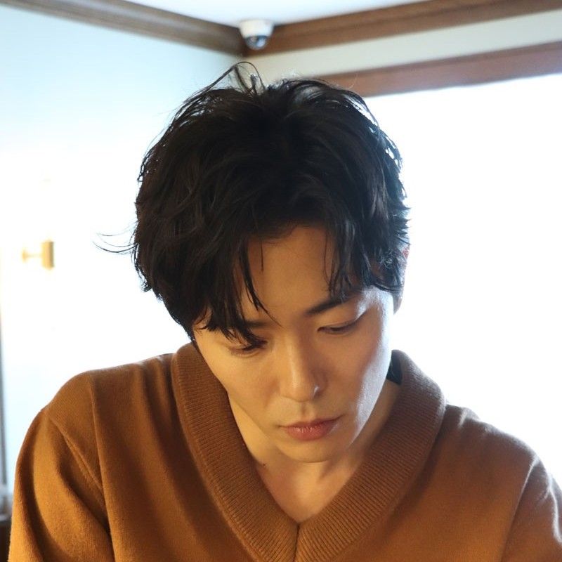 Behind-the-scenes cut of Kim Jaewook