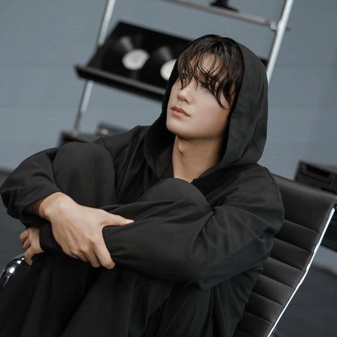 Behind-the-scenes cut of Park Hyungsik