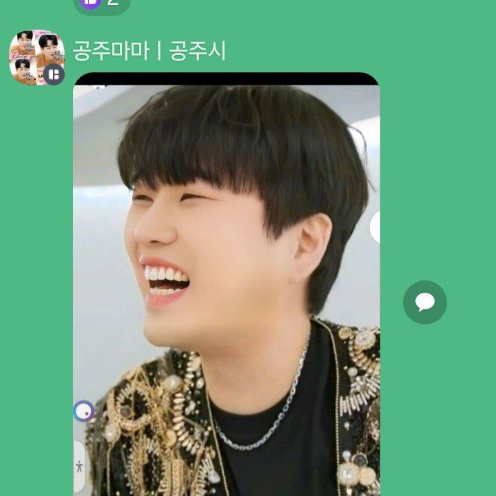 Momen yang diabadikan oleh penggemar Hwang Youngwoong