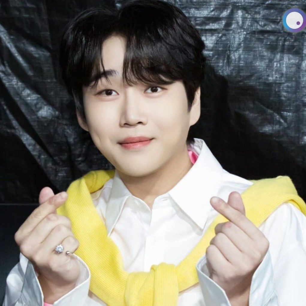 Momen yang diabadikan oleh penggemar Hwang Youngwoong