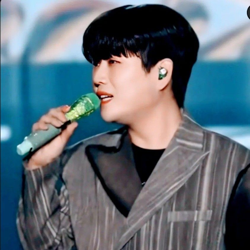 A moment captured by a fan of Hwang Youngwoong