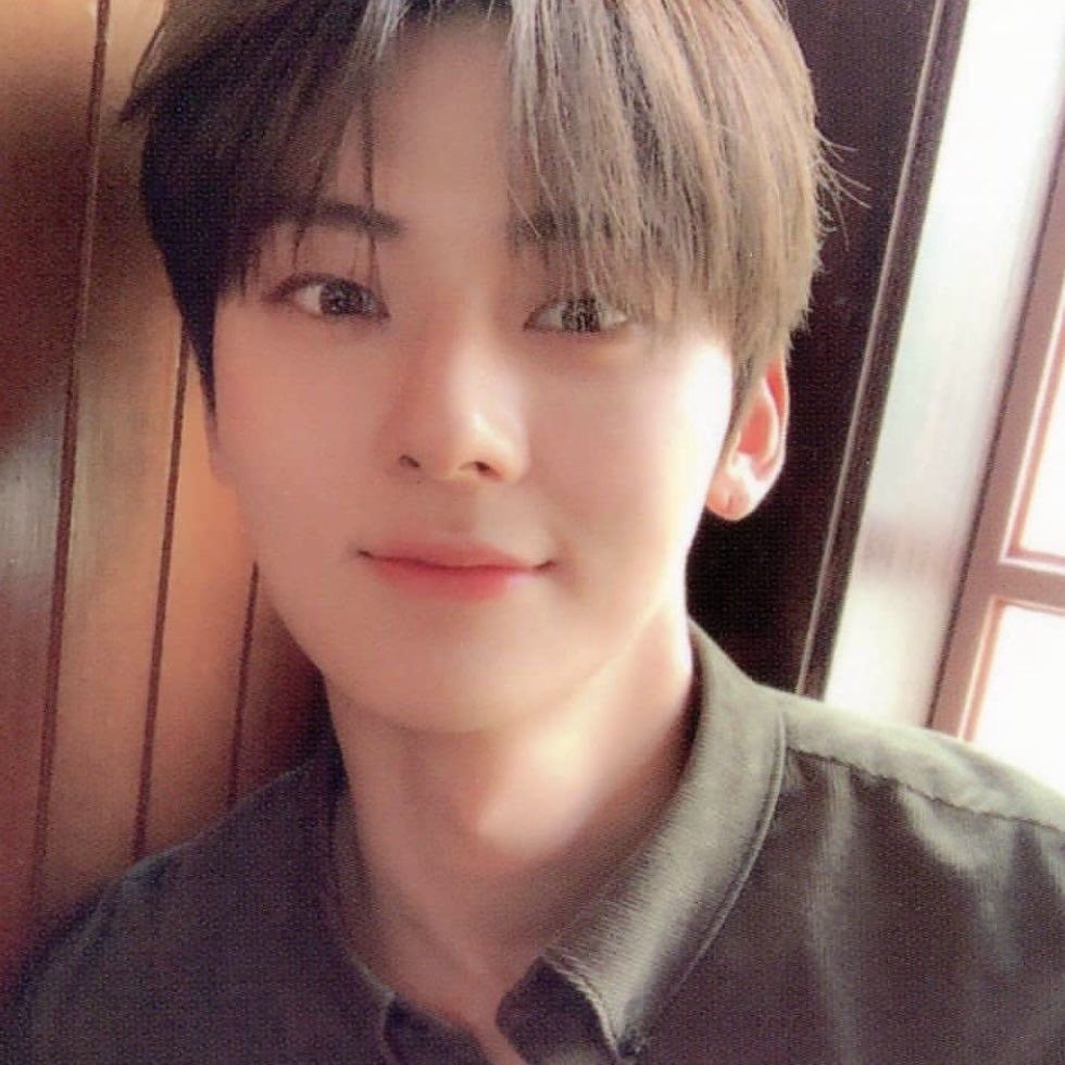 A moment captured by a fan of Hwang Minhyun