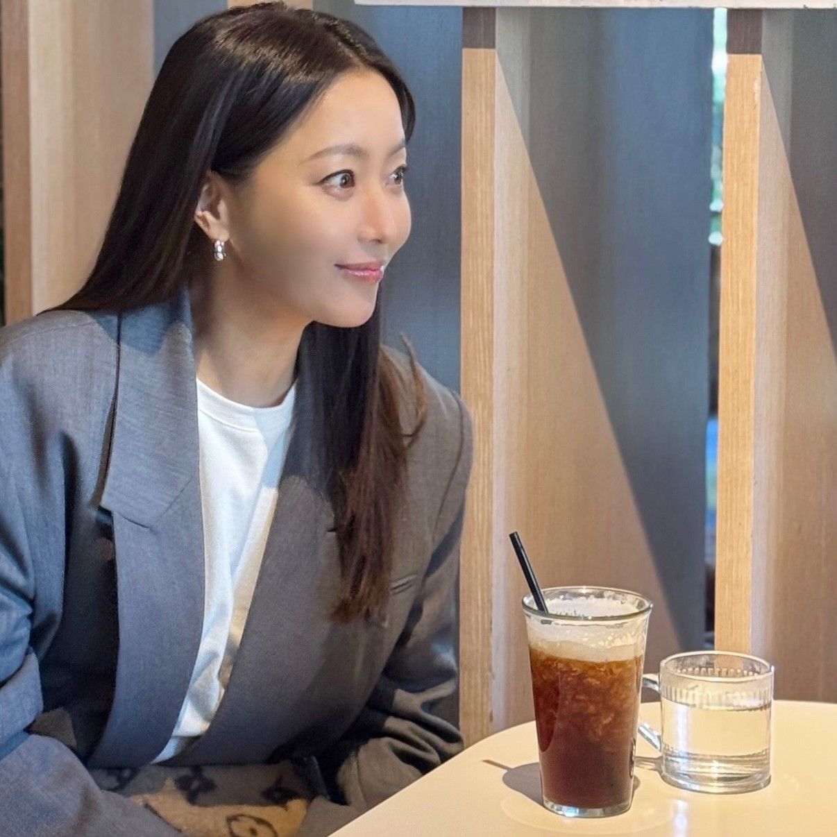Behind-the-scenes cut of Kim Heesun