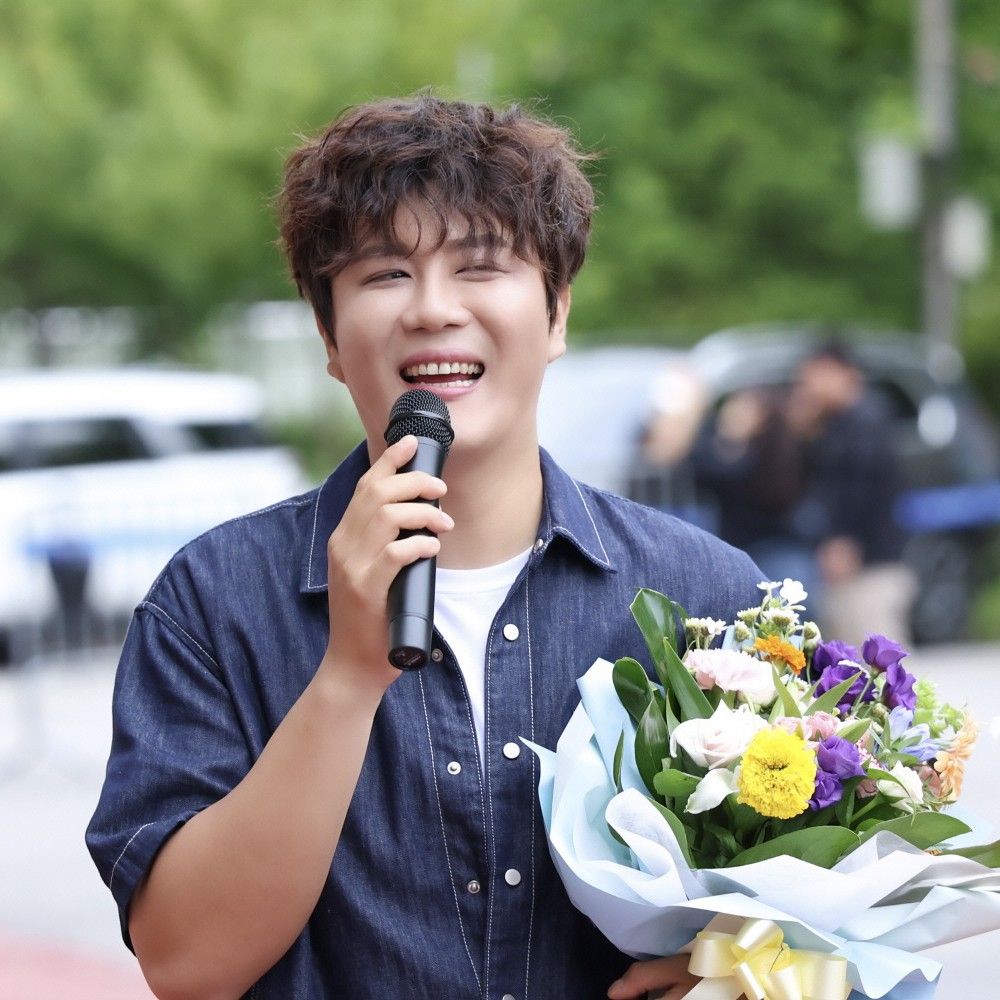 Latest photo of Song Kang