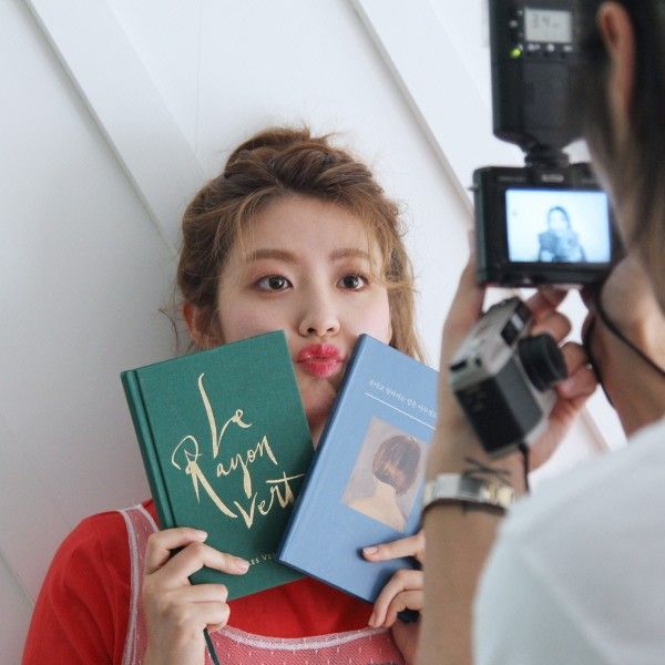 Behind-the-scenes cut of Nam Jihyeon