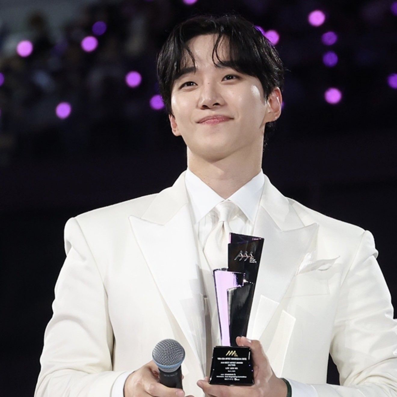 イ・ジュノの最近の活動ショット