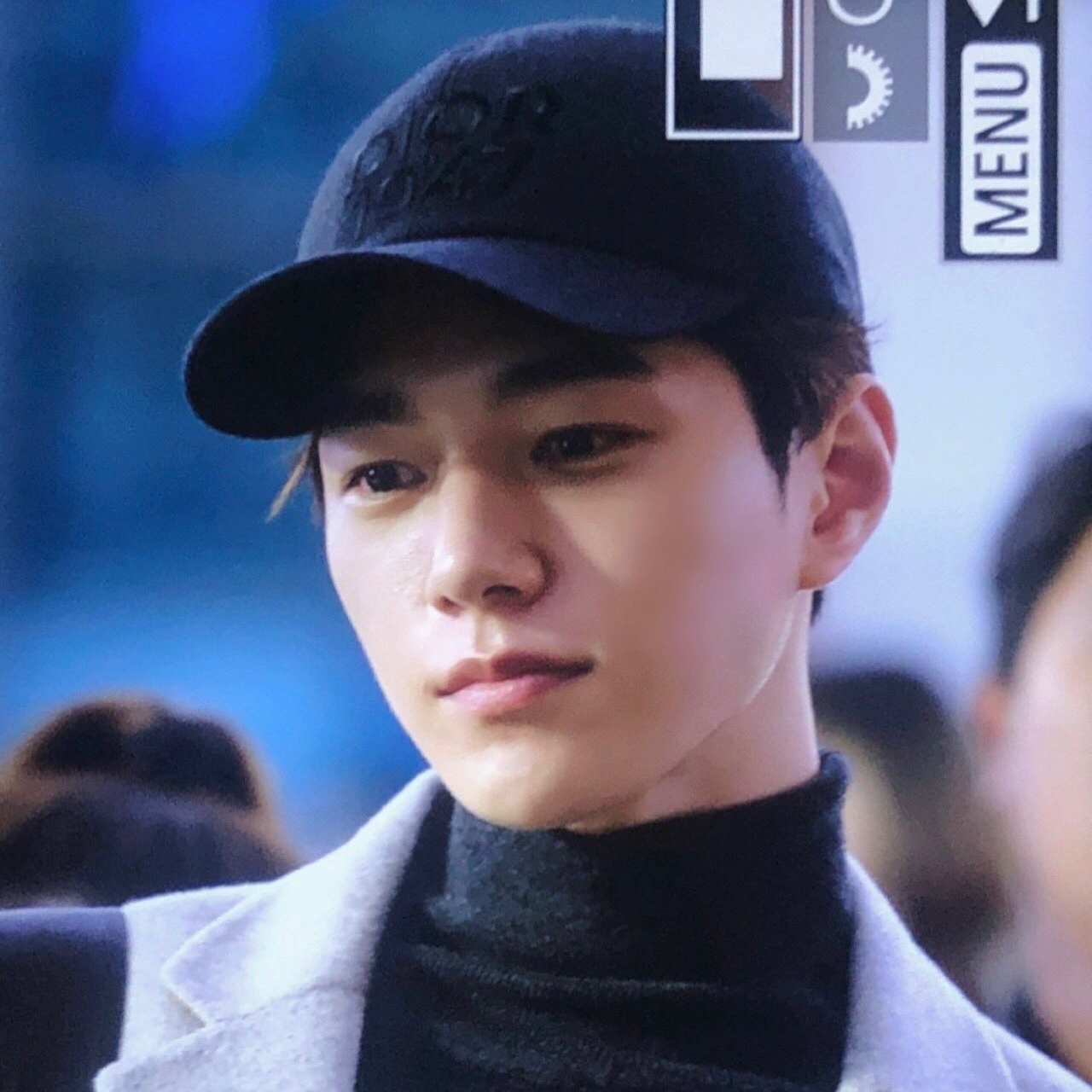 A moment captured by a fan of Kim Myungsoo (L)