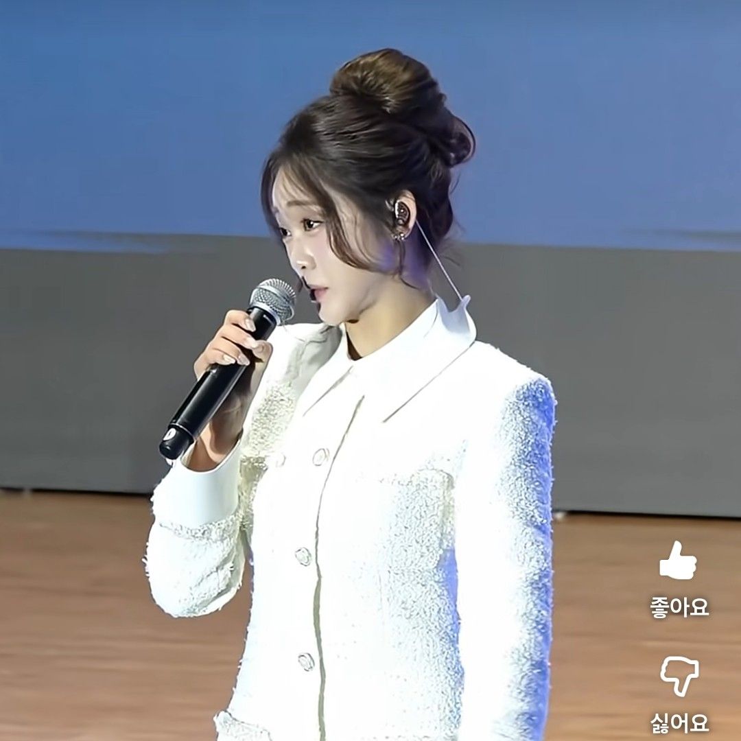 Behind-the-scenes cut of Hong Jiyoon