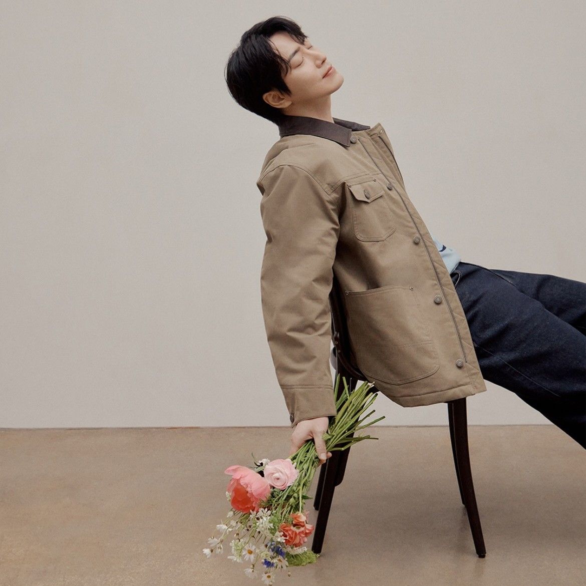 Behind-the-scenes cut of Lee Joonhyuk