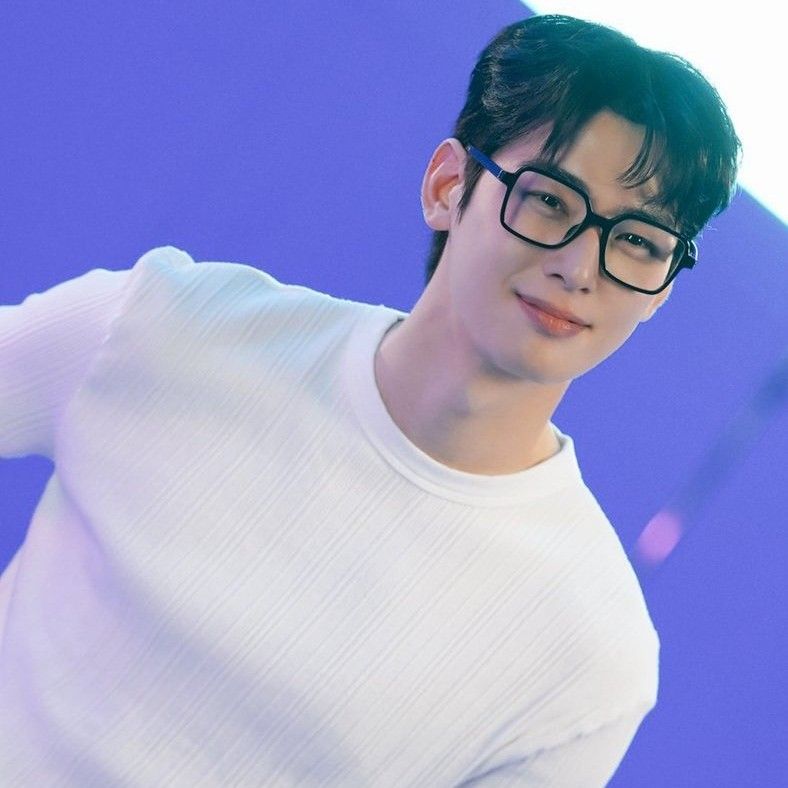 Behind-the-scenes cut of Cha Eunwoo