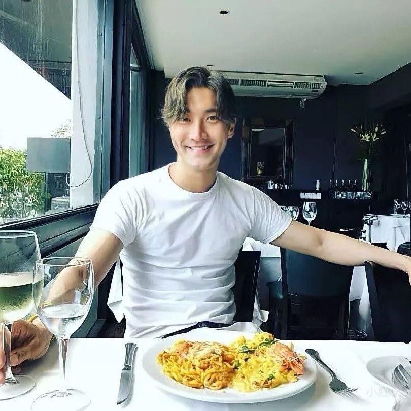 Recent activity shot of Choi Siwon