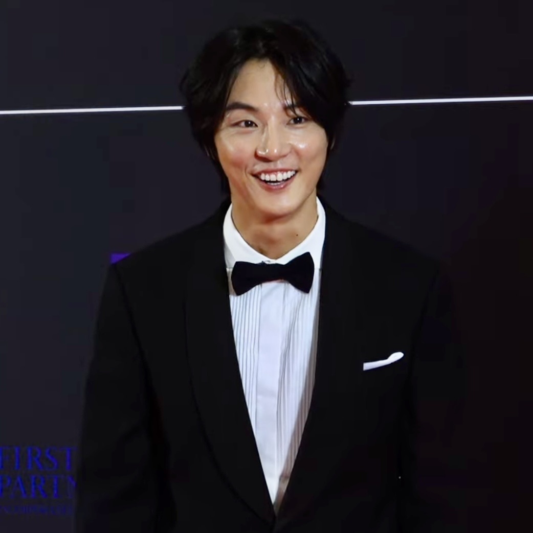 Behind-the-scenes cut of Yoon Shiyoon