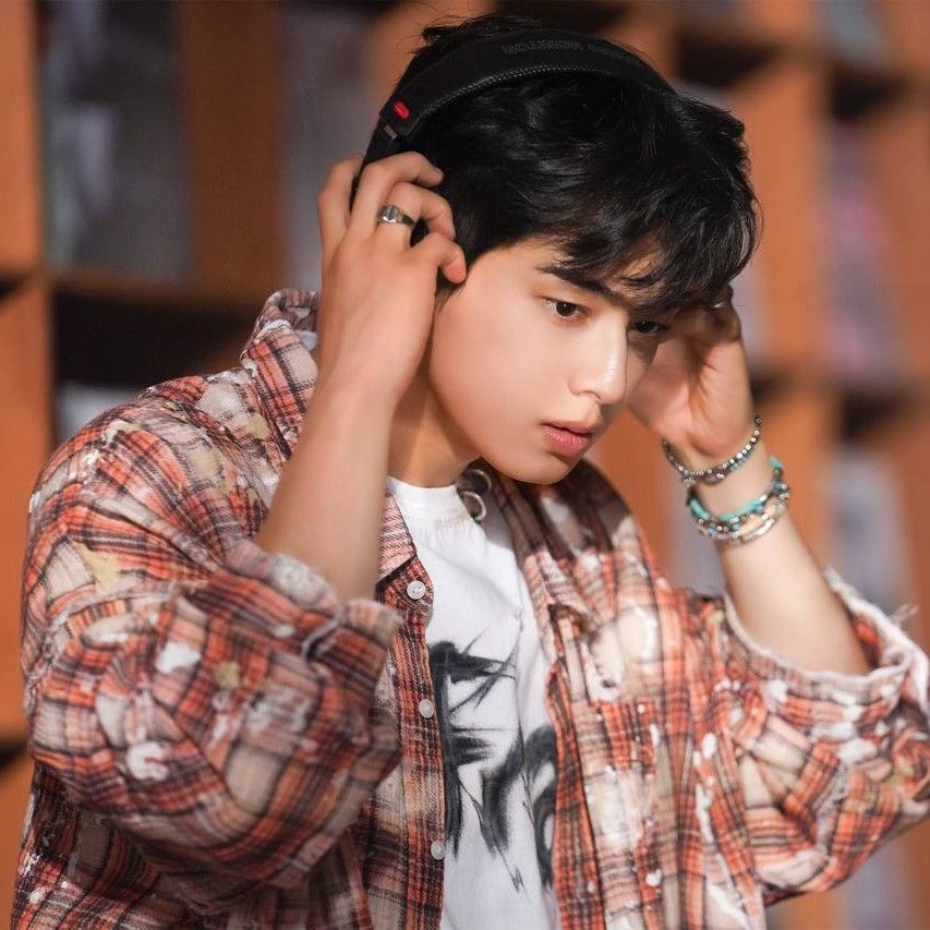 Recent activity shot of Cha Eunwoo