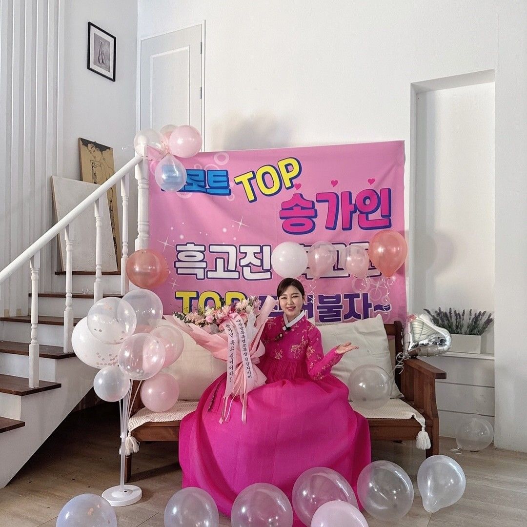 Behind-the-scenes cut of Song Gain