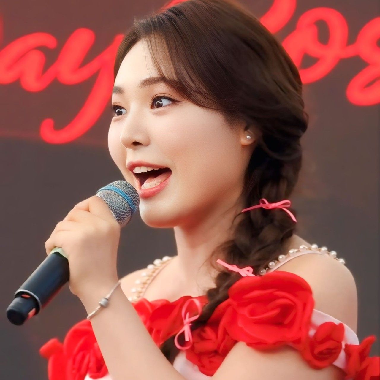 A moment captured by a fan of Miss Kim