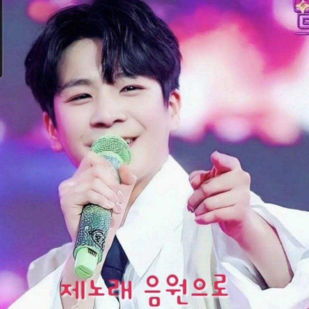 A moment captured by a fan of Jeong Dongwon
