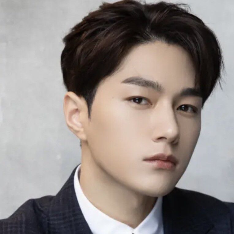 Latest photo of Kim Myungsoo (L)