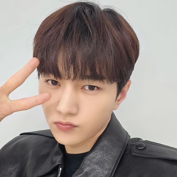 Behind-the-scenes cut of Kim Myungsoo (L)