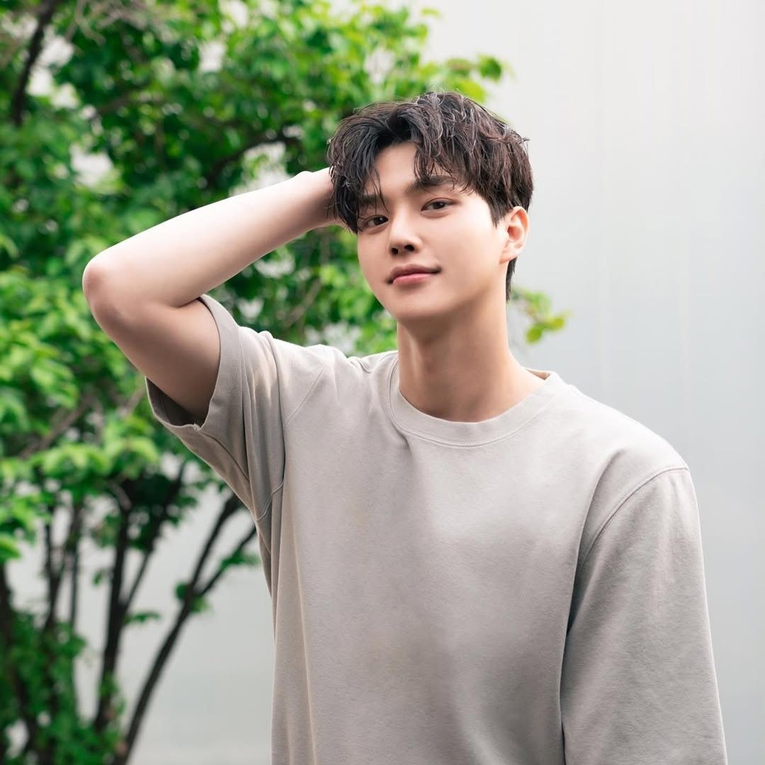 Latest photo of Song Kang