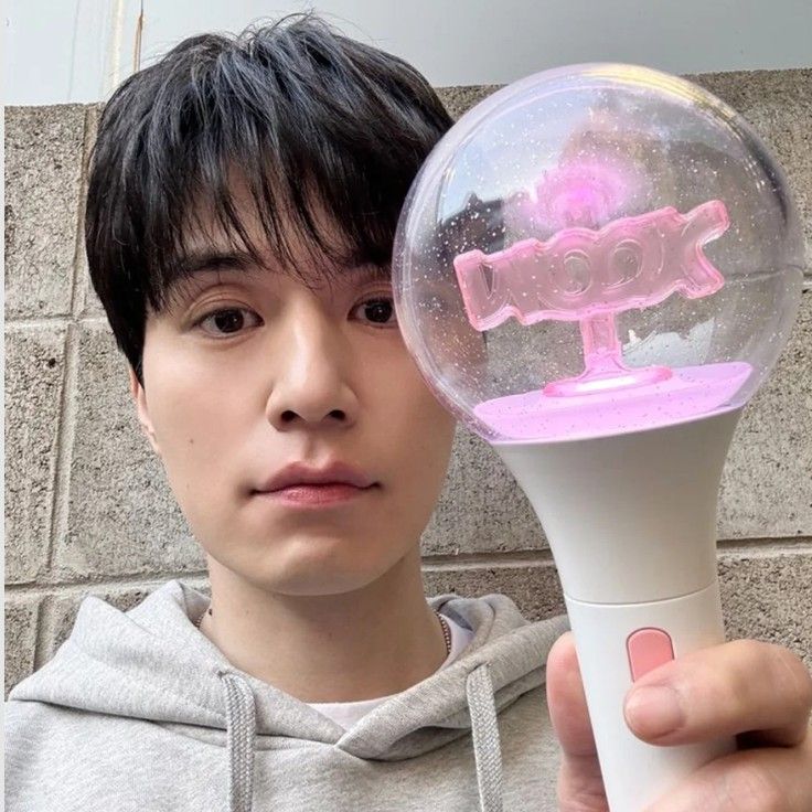 A moment captured by a fan of Lee Dongwook