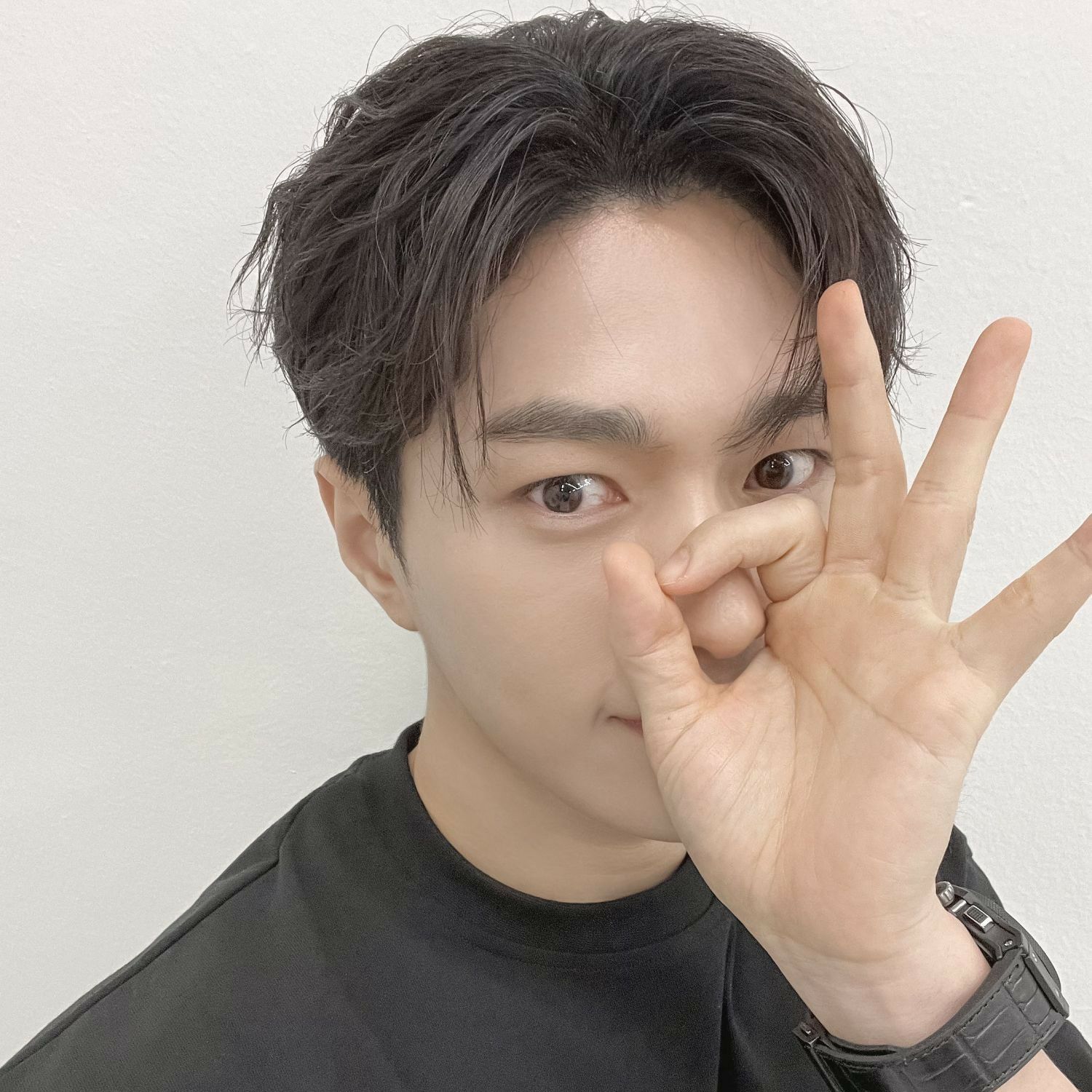 Recent activity shot of Kim Myungsoo (L)