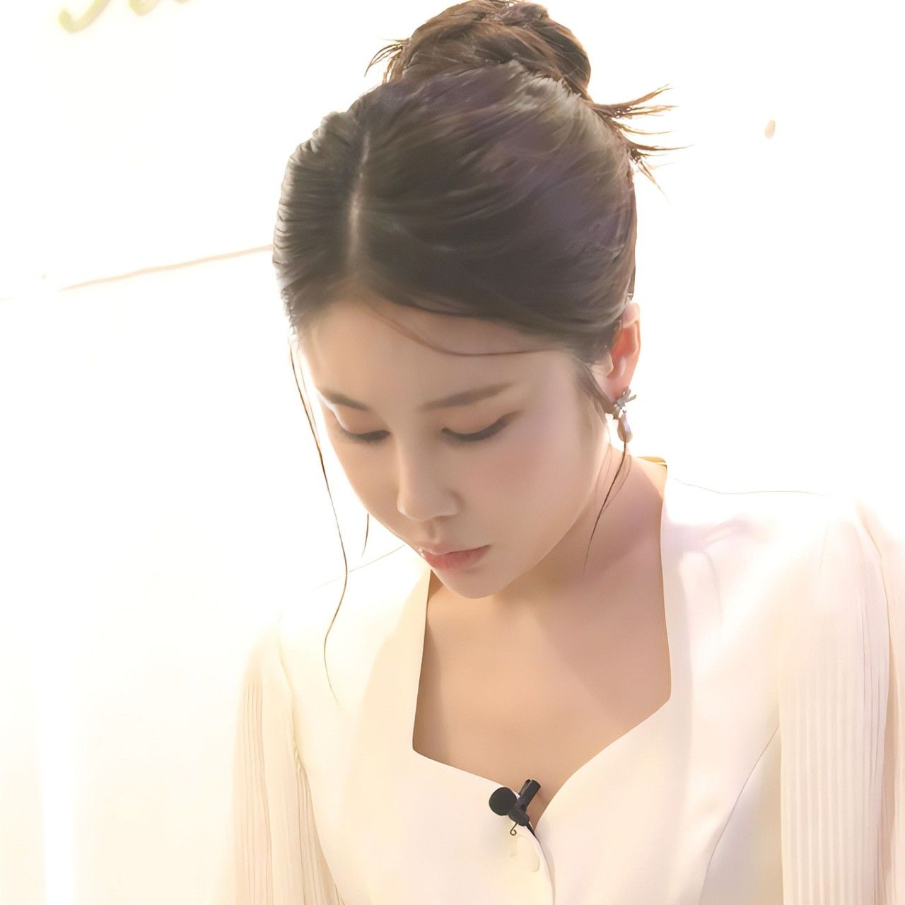 Behind-the-scenes cut of Kim Soyou