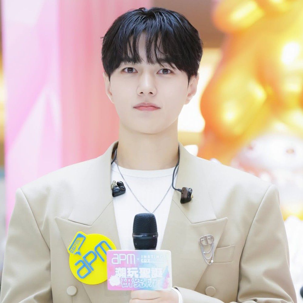 Latest photo of Kim Myungsoo (L)