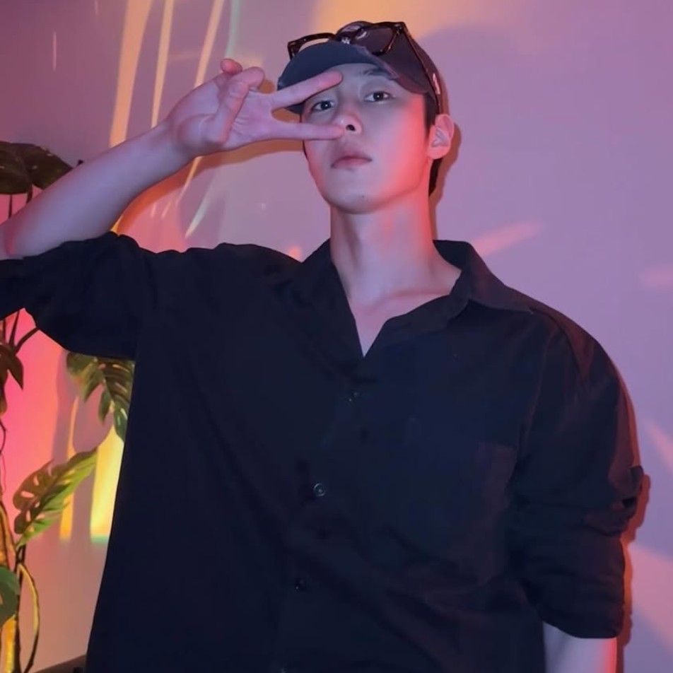 Behind-the-scenes cut of Lee Jaewook