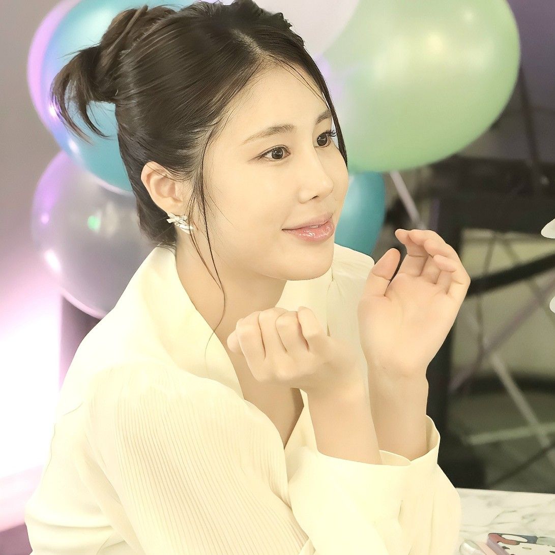 Behind-the-scenes cut of Kim Soyou