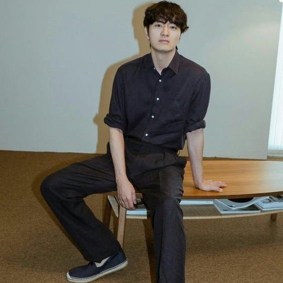 Behind-the-scenes cut of Lee Jinwook