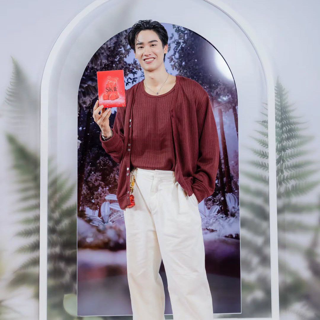 A moment captured by a fan of Tay Tawan Vihokratana