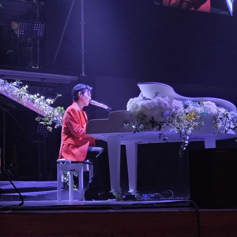 A moment captured by a fan of Kim Heejae