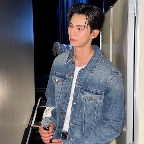 Behind-the-scenes cut of Lee Chaemin