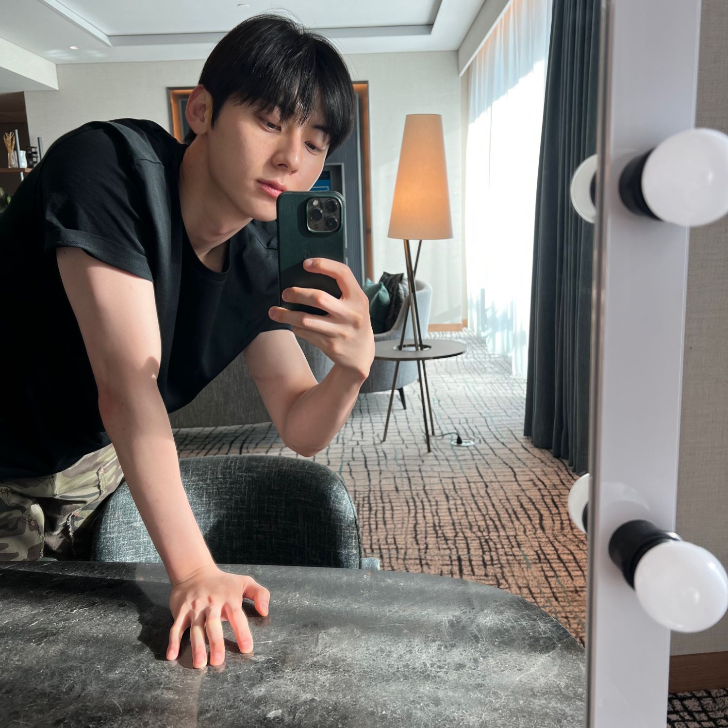A moment captured by a fan of Hwang Minhyun
