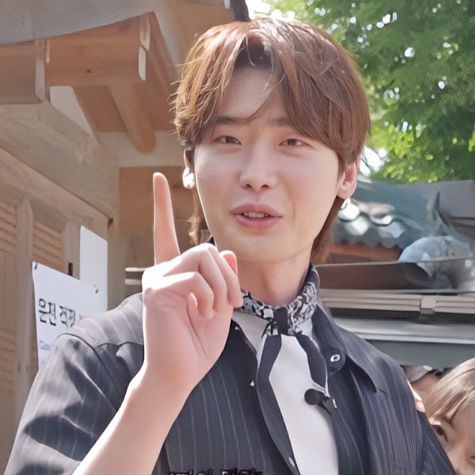 A moment captured by a fan of Lee Jongsuk