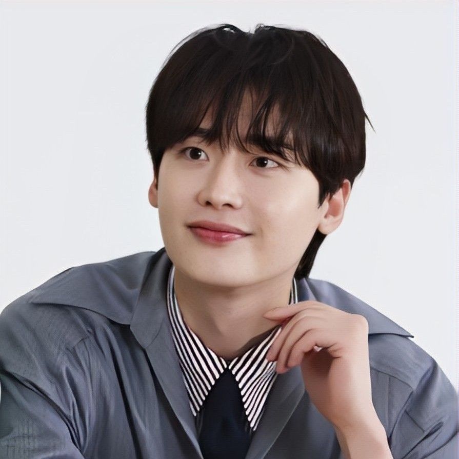 Recent activity shot of Lee Jongsuk