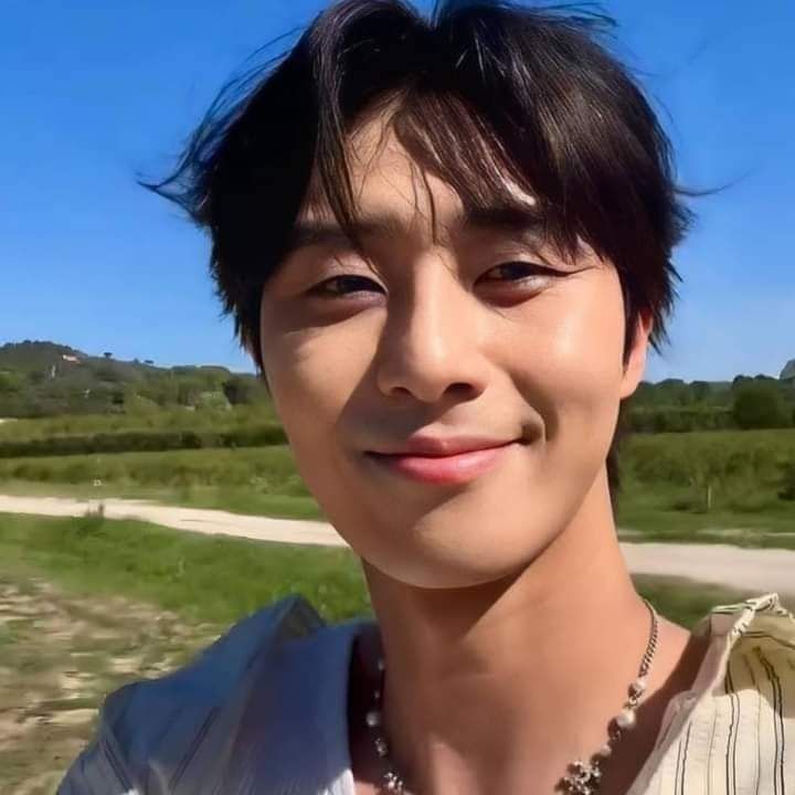 A moment captured by a fan of Park Seojoon