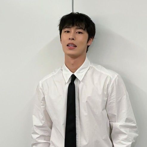 Behind-the-scenes cut of Lee Jaewook
