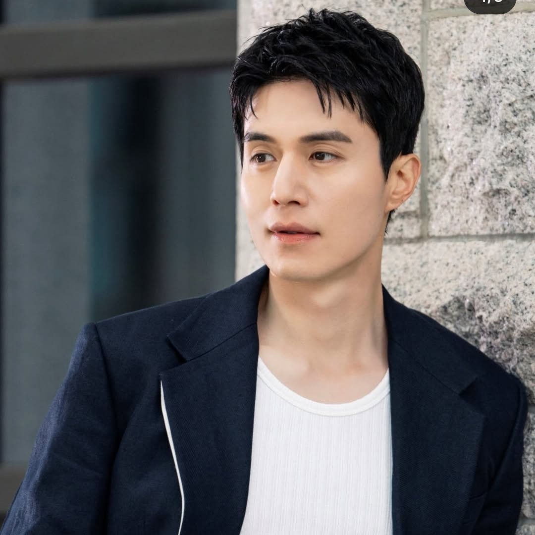 Recent activity shot of Lee Dongwook