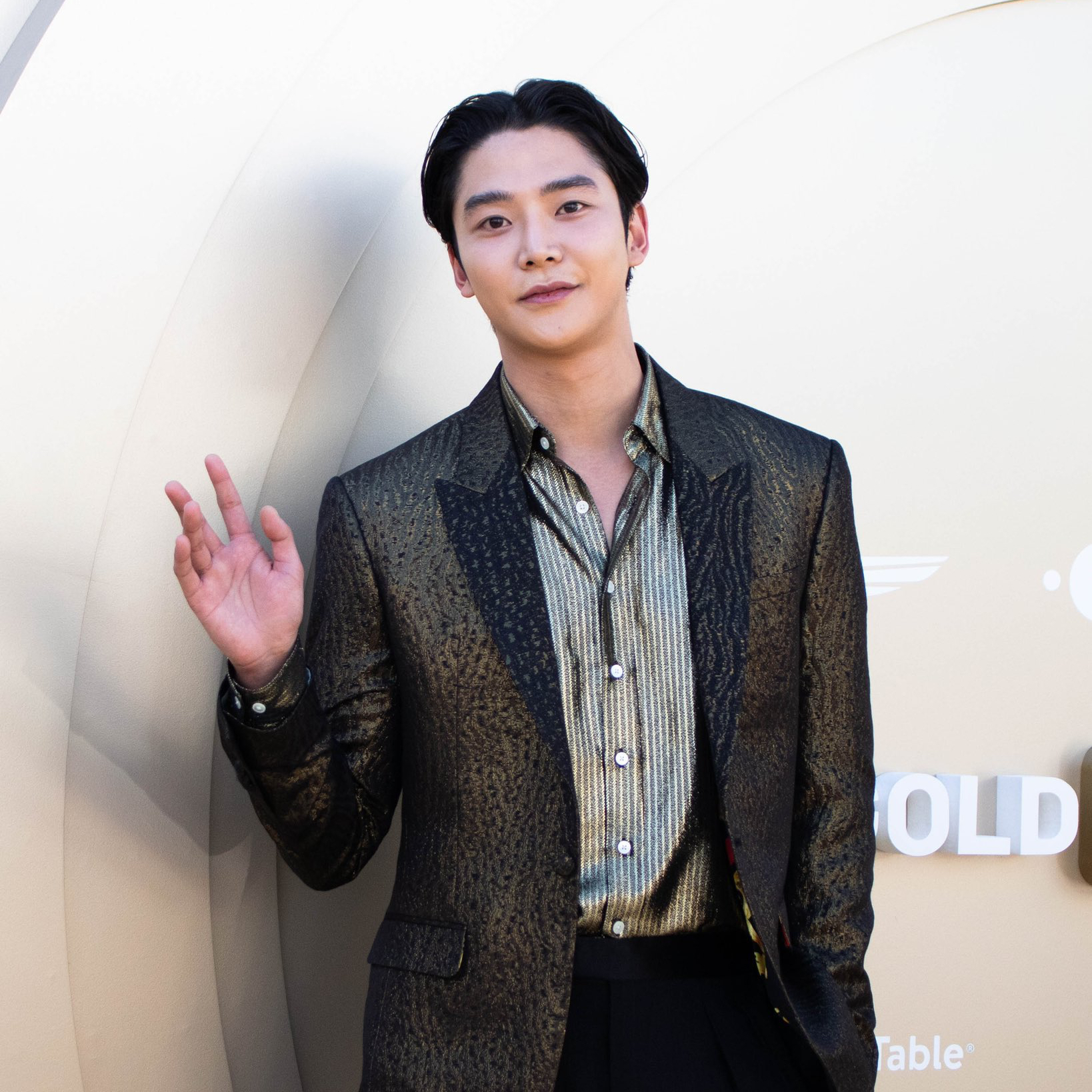 Behind-the-scenes cut of Rowoon