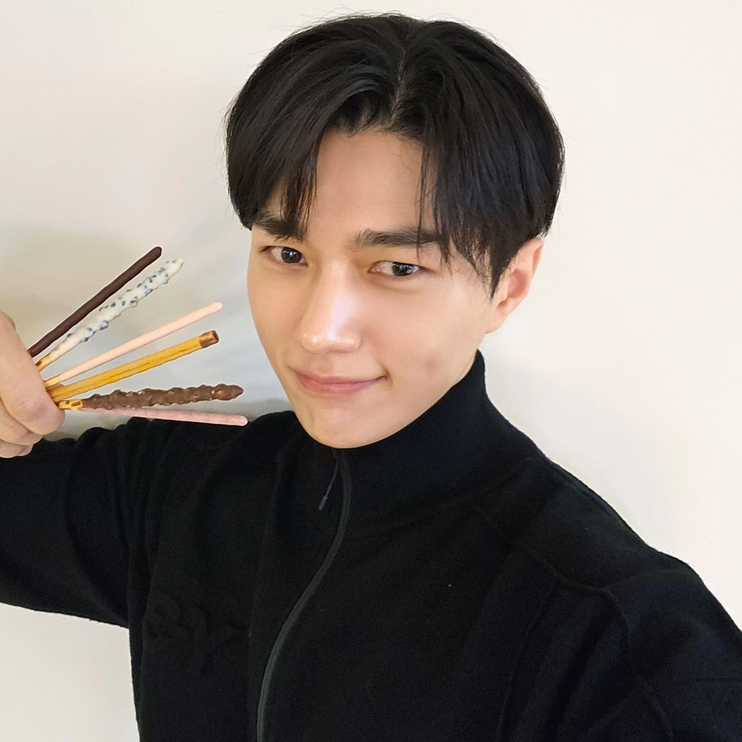 Behind-the-scenes cut of Kim Myungsoo (L)