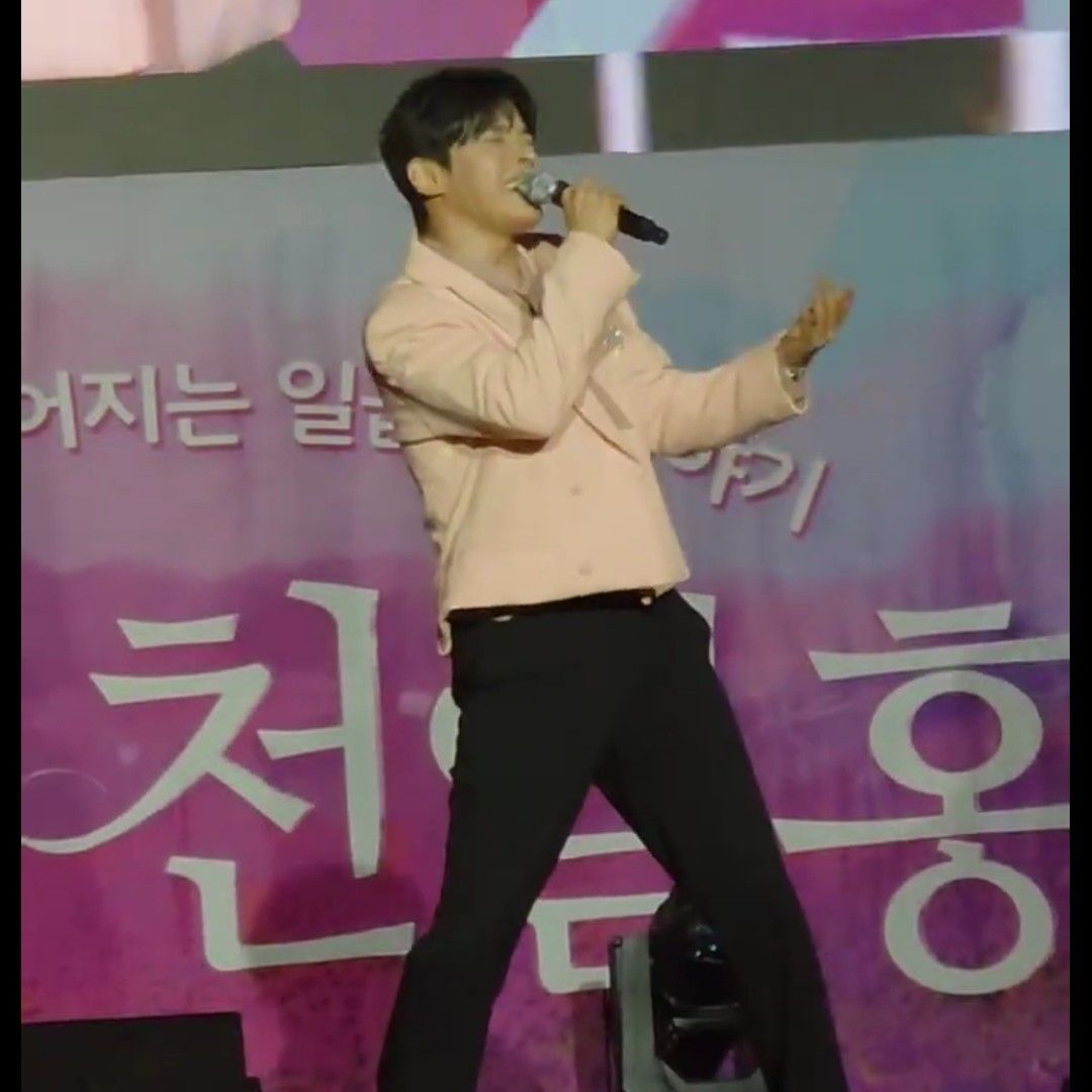 A moment captured by a fan of Seong Ri