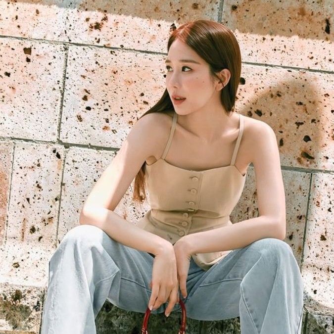 Behind-the-scenes cut of Yoo Inna