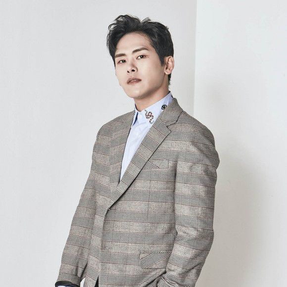 Behind-the-scenes cut of Hoya