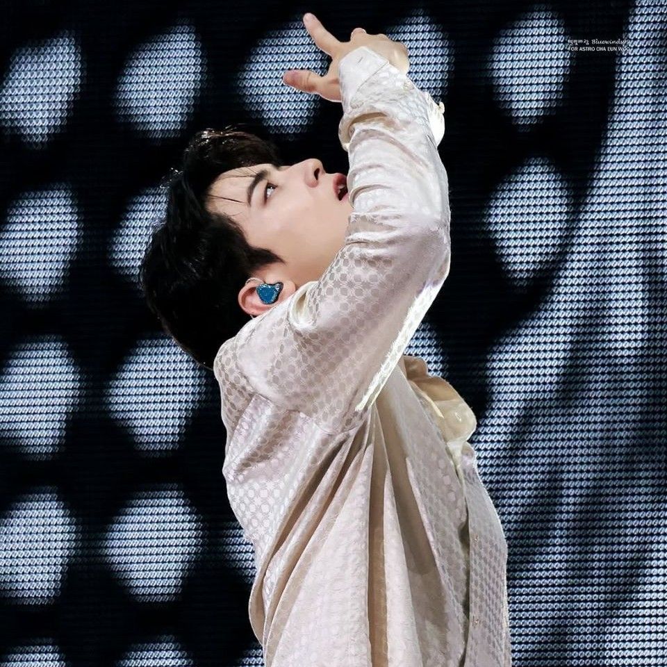 Behind-the-scenes cut of Cha Eunwoo